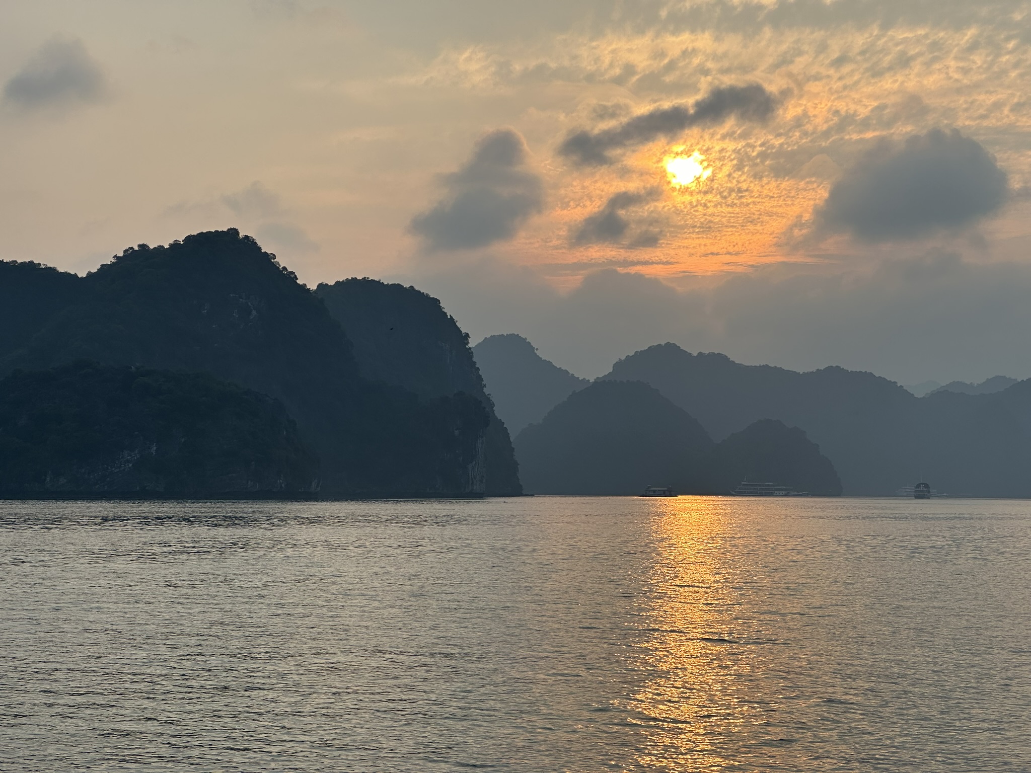 Bình minh trên Vịnh